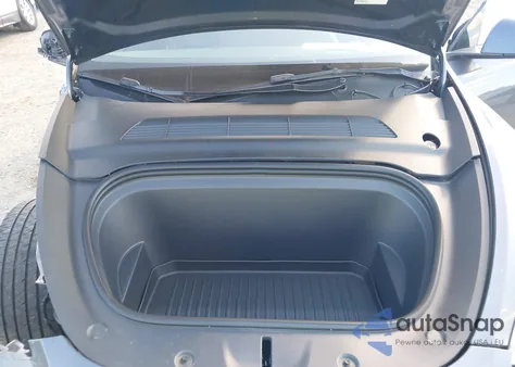 2023 Tesla Model Y Awd/Long Range Dual Motor All-Wheel Drive z USA, uszkodzony, nr VIN 7SAYGDEE2PF752100